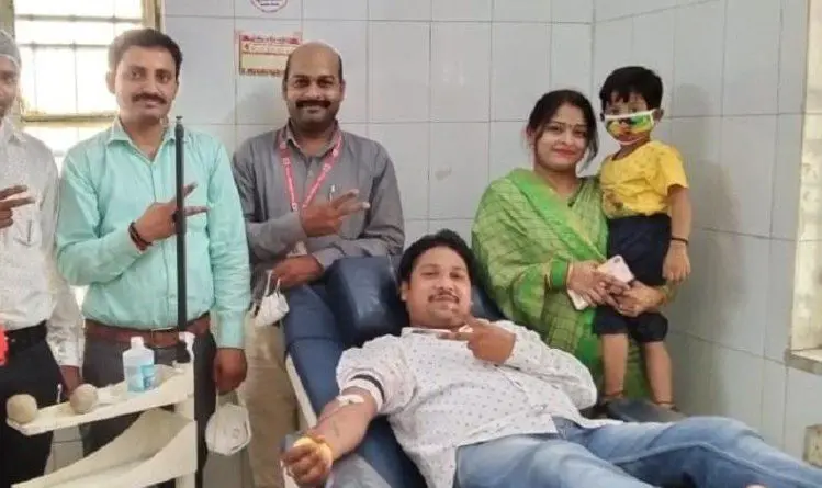 couple donate blood in mirzapur 1622649133